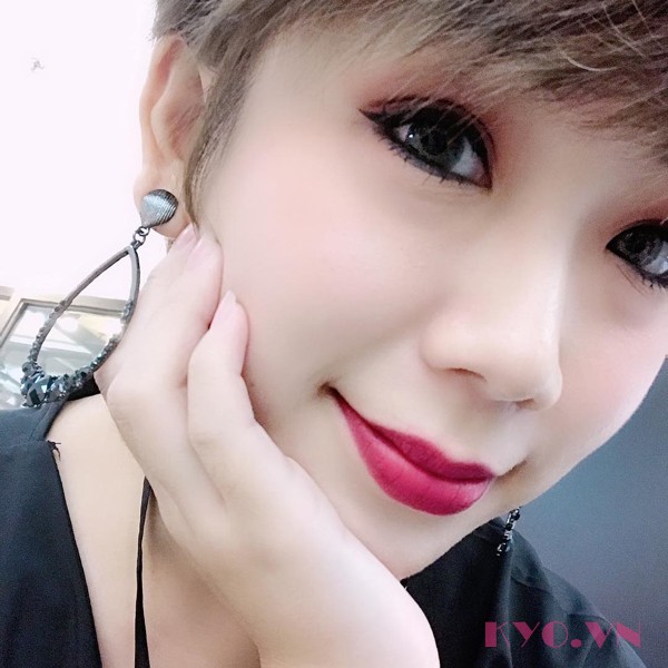 Son MAC Powder Kiss Màu Burning Love 305 - Đỏ Tím Rượu - Image 3