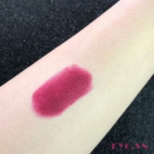 Son MAC Powder Kiss Màu Burning Love 305 - Đỏ Tím Rượu - Image 6