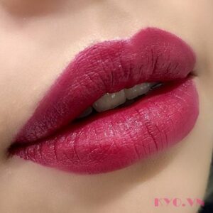 Son MAC Powder Kiss Màu Burning Love 305 - Đỏ Tím Rượu - Image 7