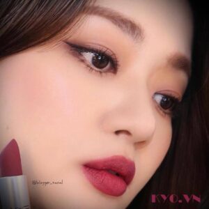 Son MAC Powder Kiss Màu Burning Love 305 - Đỏ Tím Rượu - Image 10