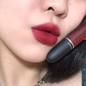 Son Kem MAC Powder Kiss Liquid Lipcolour Màu 994 Make Love To The Camera – Đỏ Rượu - Image 7