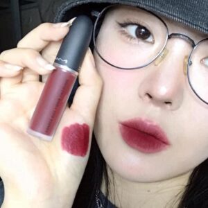 Son Kem MAC Powder Kiss Liquid Lipcolour Màu 994 Make Love To The Camera – Đỏ Rượu - Image 5