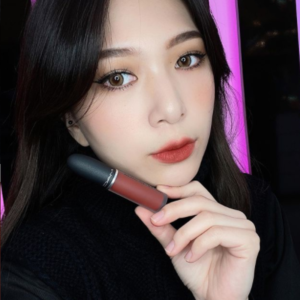 Son Mac Kem Powder Kiss 982 Marrakesh-Mere – Đỏ Đất - Image 3