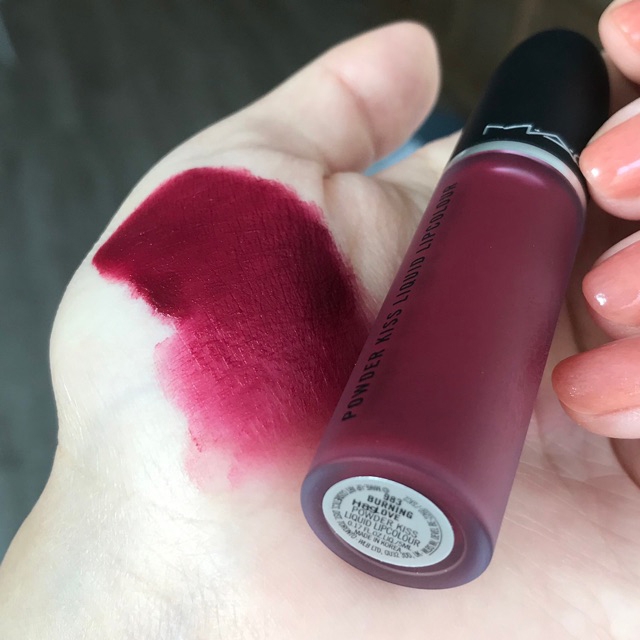 Son Kem MAC Powder Kiss màu 983 Burning Love - Đỏ Rượu - Image 2