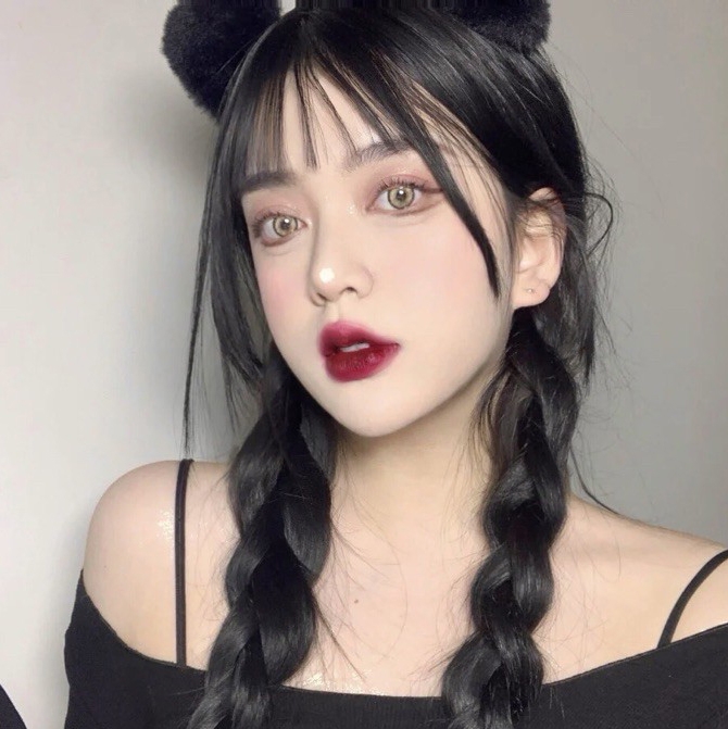 Son Kem MAC Powder Kiss màu 983 Burning Love - Đỏ Rượu - Image 3