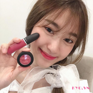 Son kem MAC Powder Kiss Liquid Billion $ Smile 984 – Hồng Neon - Image 6