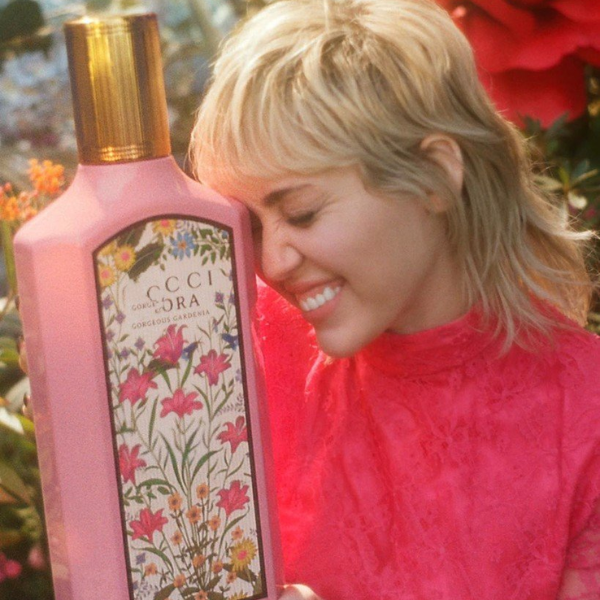 Bộ Quà Tặng Nước Hoa Gucci Flora Gorgeous Gardenia EDP Nước hoa nữ Gucci Flora Gorgeous Gardenia EDP được phát hành vào năm 2021, mang hương thơm mạnh mẽ và sắc sảo hơn so với phiên bản Eau De Toilette trước đó.