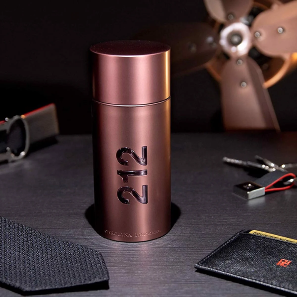 Nước Hoa Nam Carolina Herrera 212 Sexy Men EDT Nước hoa Carolina Herrera 212 Sexy Men được lấy cảm hứng từ những nét hiện đại của thành phố New York (Mỹ), kết hợp cùng với sự huyền bí nơi vùng đất phương Đông