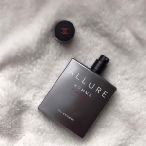 Nước Hoa Nam Chanel Allure Homme Sport Eau Extreme EDP Chanel Allure Homme Sport Eau Extreme có vị chua cay của nước hoa xuất phát từ hạt tiêu và hương gỗ bao gồm cây bách hương và đàn hương đến từ New Caledonia