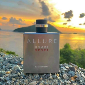 Nước Hoa Nam Chanel Allure Homme Sport Eau Extreme EDP Với một màu đen tuyền, nắp chai nước hoa Chanel Allure homme sport Eau Extreme được điểm thêm vòng tròn bạc trên nắp, kèm tên hãng khắc rõ nét