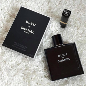Nước Hoa Nam Chanel Bleu De Chanel EDT Có thể nói, Chanel Bleu không phải là một người đàn ông hoàn hảo nhất. Nhưng chắc chắc đây sẽ là người đàn ông khiến bất kỳ cô gái nào cũng cảm thấy tò mò và muốn làm quen với các mùi hương đặc trưng