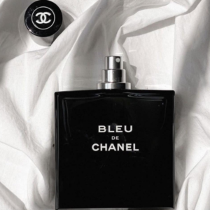 Nước Hoa Nam Chanel Bleu De Chanel EDT Chai nước hoa Chanel Bleu EDT sở hữu thiết kế đầy sang trọng và huyền bí với chất liệu thủy tinh màu đen trong suốt