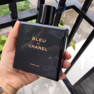 Nước Hoa Nam Chanel Bleu De Chanel Parfum Chanel Bleu De Chanel Parfum nổi trội với hương thơm đặc biệt, kết hợp cùng những bộ vest lịch lãm, sẽ tạo nên phong cách đầy nam tính cho các quý ông thời thượng