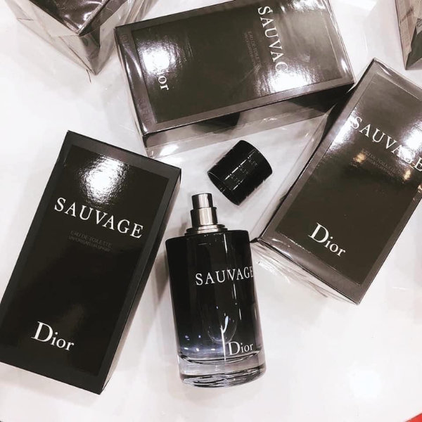 Nước Hoa Nam Dior Sauvage Eau De Toilette Đây là một loại hương nước hoa chính hãng không thể nhầm lẫn với mùi hương cổ điển đặc trưng của nhóm hương cam quýt. Nổi bật trong số đó chính là hương cam Bergamot Calabria.