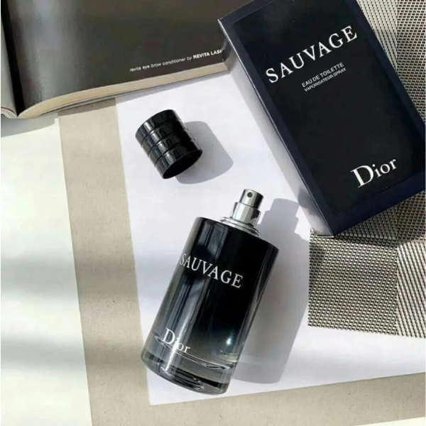 Nước Hoa Nam Dior Sauvage Eau De Toilette Dior Sauvage EDT sở hữu thiết kế đơn giản, tươi mát như chính mùi hương nước hoa đem lại cho bạn.
