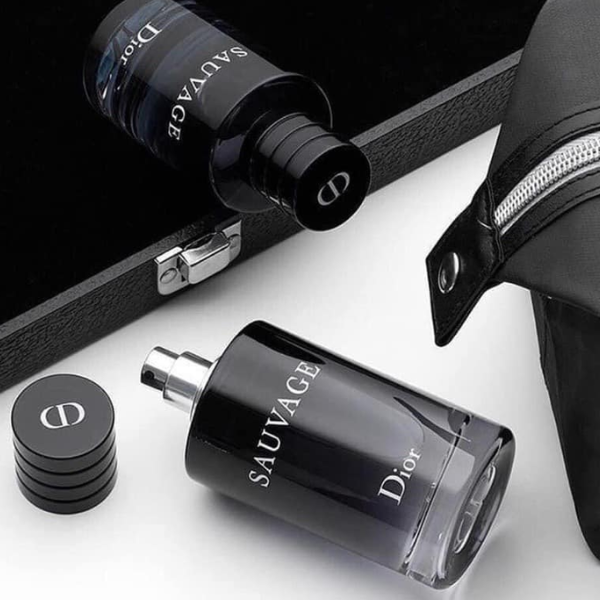Nước Hoa Nam Dior Sauvage Eau De Toilette Nước hoa nam Dior Sauvage được lấy cảm hứng từ bầu trời cao trong xanh, cùng núi đá chập chùng và ánh nắng chói chang nơi sa mạc.