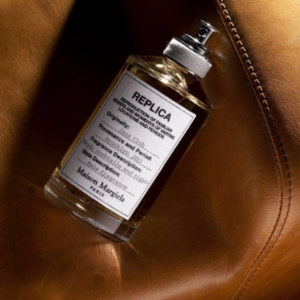 Nước Hoa Nam Maison Margiela Replica Jazz Club EDT Thân chai nước hoa có dạng hình trụ tròn cùng những chi tiết cách điệu ở phần viền cổ chai.