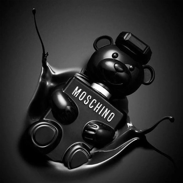Nước Hoa Nam Moschino Toy Boy EDP Nước hoa Moschino Toy Boy EDP còn gây ấn tượng mạnh với thiết kế đậm chất độc, lạ của nhà Moschino.