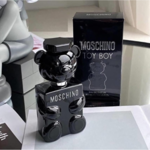 Nước Hoa Nam Moschino Toy Boy EDP Tinh chất nước hoa được chứa đựng trong hình dạng con gấu Moschino huyền thoại, phủ trên mình toàn màu đen bí ẩn và tinh quái.