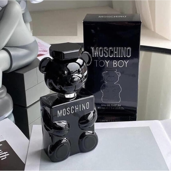 Nước Hoa Nam Moschino Toy Boy EDP Tinh chất nước hoa được chứa đựng trong hình dạng con gấu Moschino huyền thoại, phủ trên mình toàn màu đen bí ẩn và tinh quái.