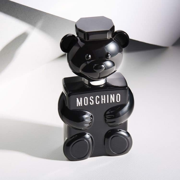 Nước Hoa Nam Moschino Toy Boy EDP Toy Boy thể hiện được sự trầm ngâm và nam tính nhất khi yên vị trên da ở tầng hương cuối, nơi có sự giao thoa mạnh mẽ giữa cỏ Vetiver và hương gỗ Cashmeran.