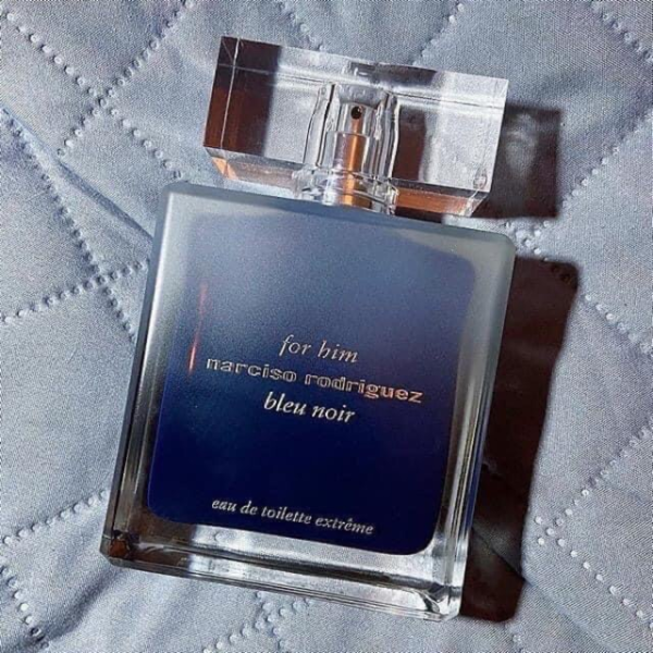 Nước Hoa Nam Narciso Rodriguez Bleu Noir EDT Extreme Bên ngoài là lớp thủy tinh mờ được che phủ, khiến chai nước hoa này càng trở nên thu hút và độc đáo.