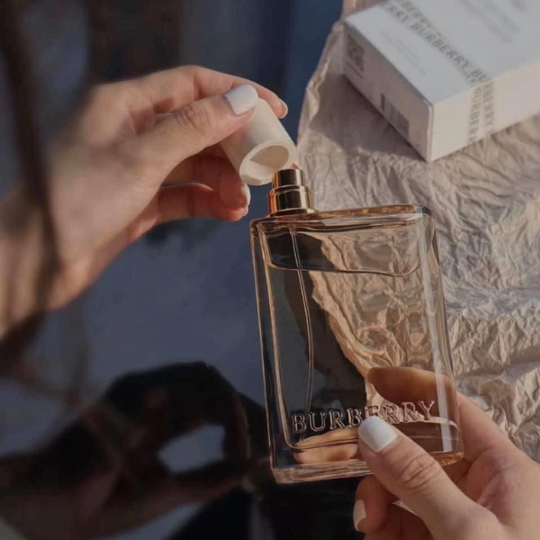 Nước Hoa Nữ Burberry Her London Dream EDP Thiết kế chai nước hoa Her London Dream EDP sở hữu vẻ ngoài và vỏ hộp tương tự như những phiên bản trước đó.