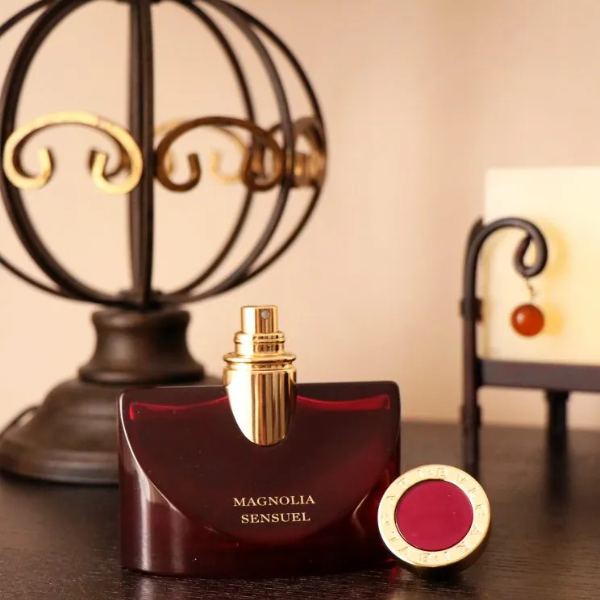 Nước Hoa Nữ Bvlgari Splendida Magnolia Sensuel EDP Từ thiết kế cho đến mùi hương, Magnolia Sensuel đều mang sức hút kỳ lạ và có chút gì đó bí ẩn bên trong, kích thích sự tò mò ngay từ lần đầu nhìn thấy.