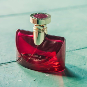 Nước Hoa Nữ Bvlgari Splendida Magnolia Sensuel EDP Magnolia Sensuel ấn tượng hơn hẳn với sắc đỏ thẫm quý tộc, quyền lực. Nắp chai kim loại sang trọng mạ vàng nổi bật lên là điểm nhấn cho chai nước hoa.