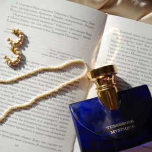 Nước Hoa Nữ Bvlgari Splendida Tubereuse Mystique EDP Splendida Tubereuse Mystique với thiết kế vỏ ngoài đơn giản, nắp chai màu vàng óng sang trọng, kết hợp cùng sắc xanh mê hoặc lòng người.