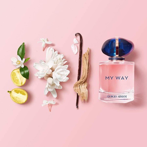 Nước Hoa Nữ Giorgio Armani My Way EDP Với sự tươi mát của cam bergamot và hoa cam trái cây, khúc dạo đầu tượng trưng cho sự thôi thúc của cuộc phiêu lưu theo một cách khứu giác độc đáo.