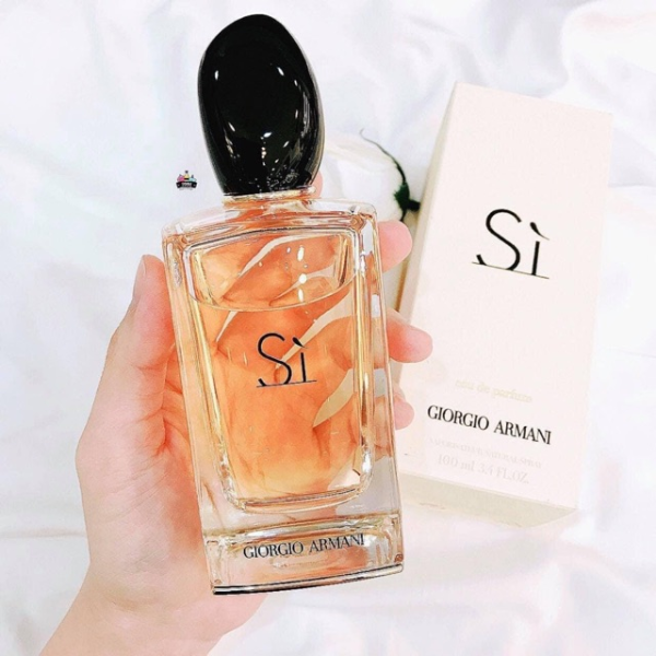 Nước Hoa Nữ Giorgio Armani Sì EDP Chai nước hoa mang đến cảm giác nhẹ nhàng, tự tin và gợi cảm với mùi hương trái cây Chrype mới.