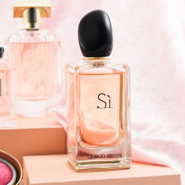 Nước Hoa Nữ Giorgio Armani Sì EDP Dưới sự giao thoa giữa hương hoa mỹ miều, hòa quyện say đắm vào trong từng thớ gỗ đĩnh đạc, nước hoa nữ Giorgio Armani Sì EDP không khó khăn mấy để chiếm được cảm tình của người dùng bởi nốt hương nịnh mũi đặc trưng của hoa hồng trong những ánh nhìn đầu tiên.