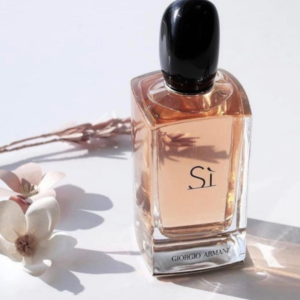 Nước Hoa Nữ Giorgio Armani SÌ EDP Chai nước hoa Sì EDP là mẫu chai được làm bằng thủy tinh trong suốt, trông thật tao nhã và bắt mắt, kết hợp với nắp chai màu tối hình ngọn lửa.