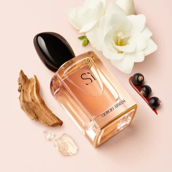 Nước Hoa Nữ Giorgio Armani SÌ EDP Ngoại hình của chai nước hoa tựa như một ngọn nến cháy nhẹ nhàng và ấm áp, kết hợp với dung dịch nước hoa màu hổ phách được chứa đựng bên trong.