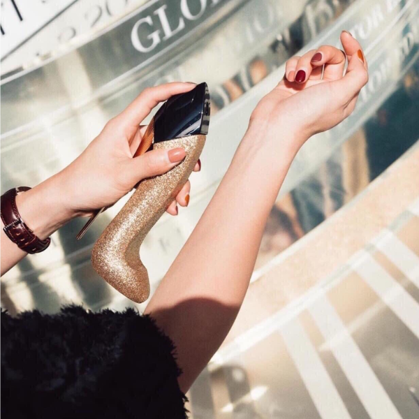 Nước Hoa Nữ Good Girl Glorious Gold Carolina Herrera EDP Với lớp kim tuyến óng ánh trên thân chai, nước hoa Good Girl Glorious Gold EDP được định hình cho những bữa tiệc xa hoa, những cuộc vui của giới thượng lưu, những cô nàng tâm điểm của các đêm tiệc đó.