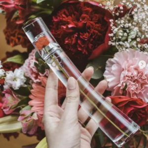 Nước Hoa Nữ Kenzo Flower By Kenzo EDP Chai nước hoa lấy điểm nhấn là bông hoa anh túc màu đỏ kéo dài dọc thân chai, toát lên nét nữ tính, duyên dáng của các cô gái thời hiện đại.