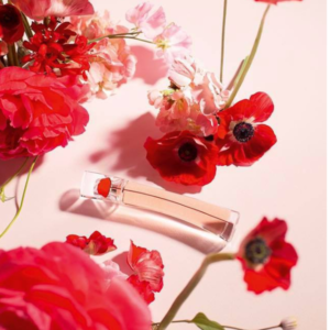 Nước Hoa Nữ Kenzo Flower By Kenzo Poppy Bouquet EDP Chai nước hoa nữ sử dụng bông hoa anh túc màu đỏ kéo dài dọc thân chai làm điểm nhấn.
