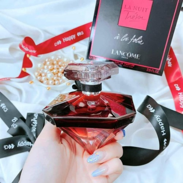 Nước Hoa Nữ Lancome La Nuit Tresor À La Folie L'eau De Parfum Lancome La Nuit Tresor A La Folie chính là hình ảnh phản chiếu của những cô nàng hiện đại, lôi cuốn với niềm hạnh phúc luôn hiện hữu trên đôi môi.