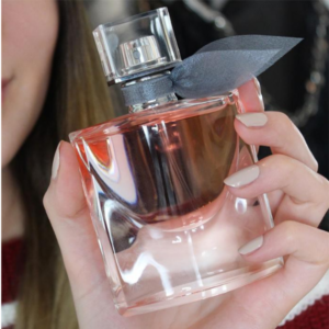 Nước Hoa Lancome La Vie Est Belle EDP Chai nước hoa lấy cảm hứng từ những niềm vui cuộc sống, tập trung ý tưởng về vẻ đẹp tự nhiên và giản dị, tự do, tạo nên tầm nhìn cho hạnh phúc của riêng bạn. 