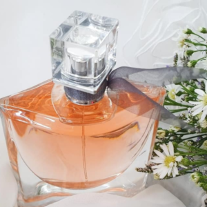 Nước Hoa Lancome La Vie Est Belle EDP Với phụ kiện là chiếc ruy băng màu xám thanh lịch đi kèm, sản phẩm như đang diễn tả hình ảnh một cô gái cùng chiếc khăn lụa thời trang.