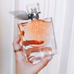 Nước Hoa Lancome La Vie Est Belle EDP Sự ngọt ngào từ lớp hương đầu vẫn mượt mà từ lớp hương đầu đến tận lớp hương cuối, tạo nên một tổng thể hương thực phẩm thơm ngon nhưng vẫn rất nhẹ nhàng và trang nhã.