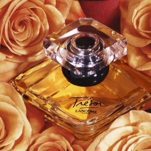 Nước Hoa Nữ Lancôme Tresor L'eau De Parfum Lancome Tresor sở hữu thiết kế quyền lực và độc đáo bậc nhất. Sự kết hợp giữa chất liệu thủy tinh trong suốt cùng hình dáng kim tự tháp sang trọng đã giúp hoàn thiện tối đa phần hình ảnh của siêu phẩm này.