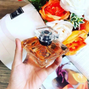 Nước Hoa Nữ Lancôme Tresor L'eau De Parfum Tresor không đơn thuần chỉ là một mùi hương hấp dẫn. Đằng sau vẻ ngoài sang trọng và kiêu sa ấy là cả một câu chuyện, một bầu trời đam mê dành tặng cho các cô nàng khám phá.