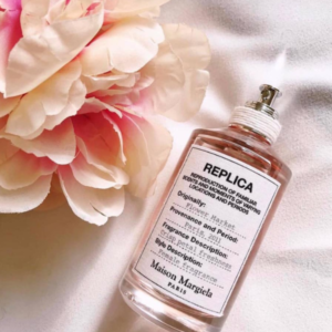 Nước Hoa Nữ Maison Margiela Replica Flower Market EDT Replica Flower Market EDT là hương thơm từ những bông hoa tươi mát, lấy ý tưởng từ những cửa hàng hoa tại thành phố của những giấc mơ - Paris.