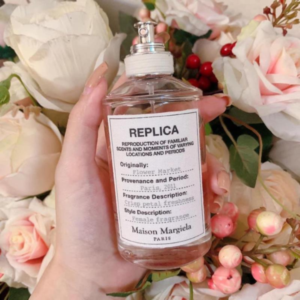 Nước Hoa Nữ Maison Margiela Replica Flower Market EDT Phần thân của mỗi chai nước hoa đều là chiếc nhãn được làm từ 100% vải cotton, tạo cảm giác giống như nhãn mác quần áo của dòng thời trang Replica.