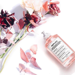 Nước Hoa Nữ Maison Margiela Replica Flower Market EDT Sự phong phú của những bông hoa đầy màu sắc tỏa hương thơm lôi cuốn, giống như khi bạn vừa lướt ngang qua một chợ hoa truyền thống.