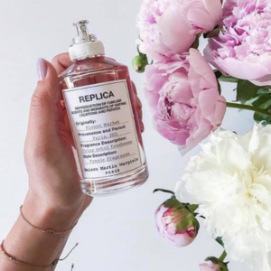 Nước Hoa Nữ Maison Margiela Replica Flower Market EDT Nước hoa nữ cao cấp Maison Margiela Replica Flower Market mang trong mình mùi hương hoa tươi, gợi lên ký ức tại những cửa hàng hoa nơi vùng đất Pháp.