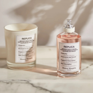 Nước Hoa Nữ Maison Margiela Replica Flower Market EDT Những bông hoa huệ trắng mật ong kết hợp với các biến thể tươi và thơm của hoa nhài làm toát lên nét hương dịu dàng, tôn lên sự nổi bật ở nốt hương đầu của siêu phẩm Replica Flower Market.