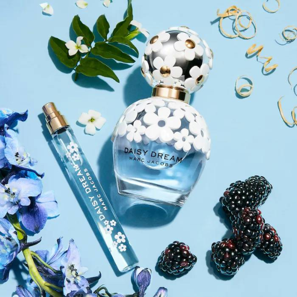 Nước Hoa Nữ Marc Jacobs Daisy Dream EDT Nước hoa nữ chính hãng Marc Jacobs Daisy Dream như đưa nàng vào cơn mơ, một giấc mơ thật bồng bềnh êm ái. Mở đầu là sự bung tỏa mạnh mẽ từ nốt hương mâm xôi cùng quả mọng và lê ướt át.